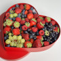 Коробка с ягодами и виноградом сердце 1500гр фото 3